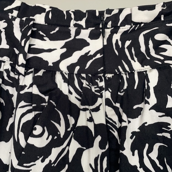 Forever 21 Black & White Floral Skirt with Pockets - Picture 5 of 7
